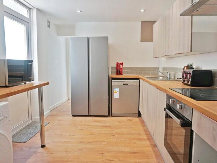 6 Bedroom House Of Multiple Occupation To Rent In Bedford Street, Cathays, Cardiff, CF24