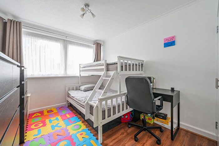 2 Bedroom Flat For Sale In Wellington Way, Bow, London, E3
