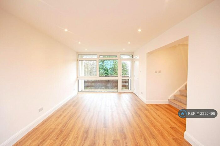 3 Bedroom Flat To Rent In St. Vincent Road, Walton-On-Thames, KT12