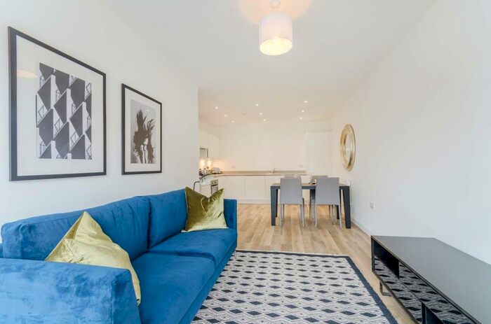 2 Bedroom Flat To Rent In Walnut Tree Close, Guildford, GU1