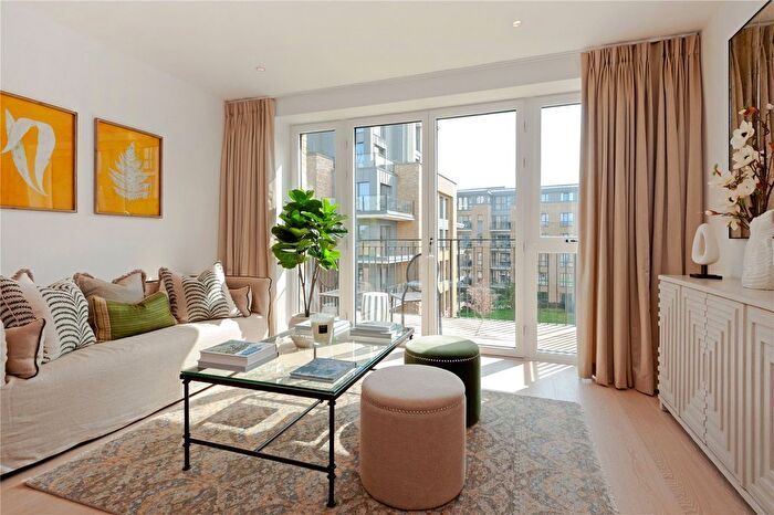 2 Bedroom Flat To Rent In Pinewood Gardens, Teddington, TW11