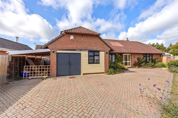 2 Bedroom Bungalow For Sale In Barn Close, Wick, Littlehampton, BN17