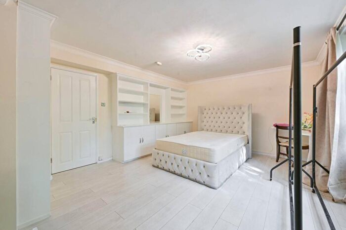 2 Bedroom Flat To Rent In Compton Close, Camden, London, NW1