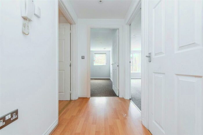 2 Bedroom Flat For Sale In London Road, Kingston Upon Thames, KT2