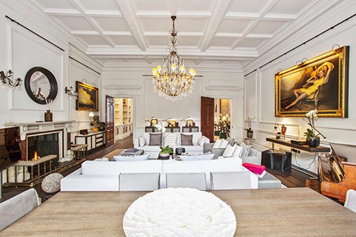 2 Bedroom Flat To Rent In Cadogan Square, London, SW1X