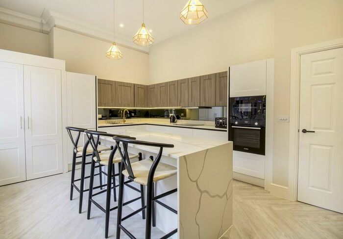 4 Bedroom Apartment To Rent In Park Square East, Leeds, LS1