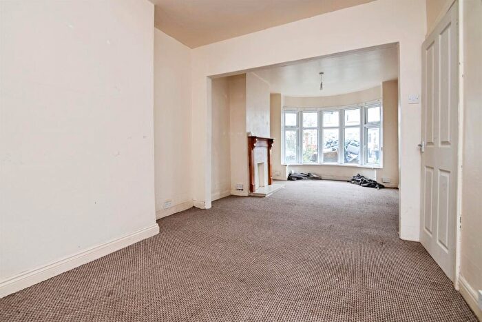 3 Bedroom Semi Detached House For Sale In Sandringham Road, Birmingham, B42