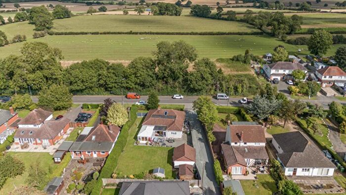 4 Bedroom Bungalow For Sale In Nuneaton Road, Bulkington, CV12