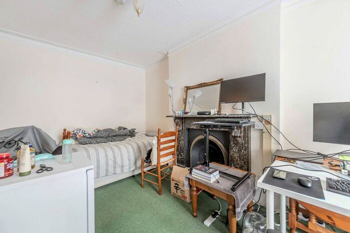 Studio To Rent In De Vere Gardens, High Street Kensington, London, W8