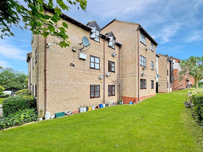 2 Bedroom Flat To Rent In The Ridings, Luton, Bedfordshire, LU3