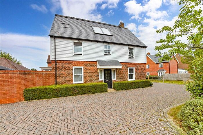 4 Bedroom Link Detached House For Sale In Woodman Way, Horley, Surrey, RH6