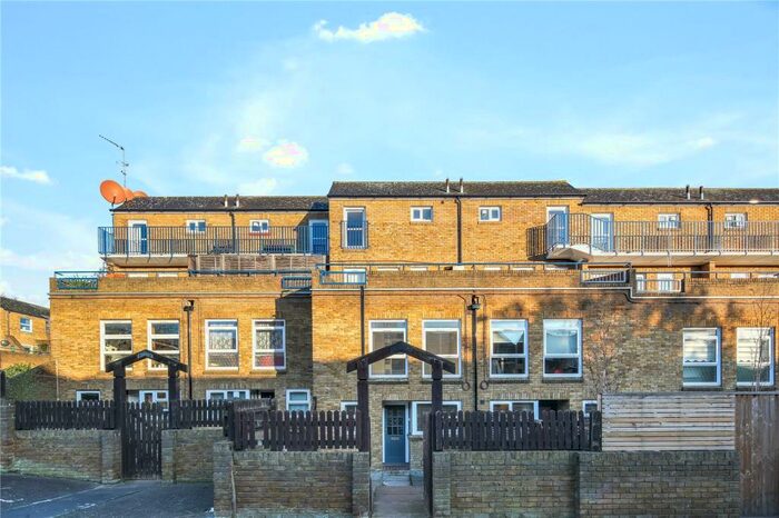 3 Bedroom Flat To Rent In Broke Walk, Hackney, London, E8