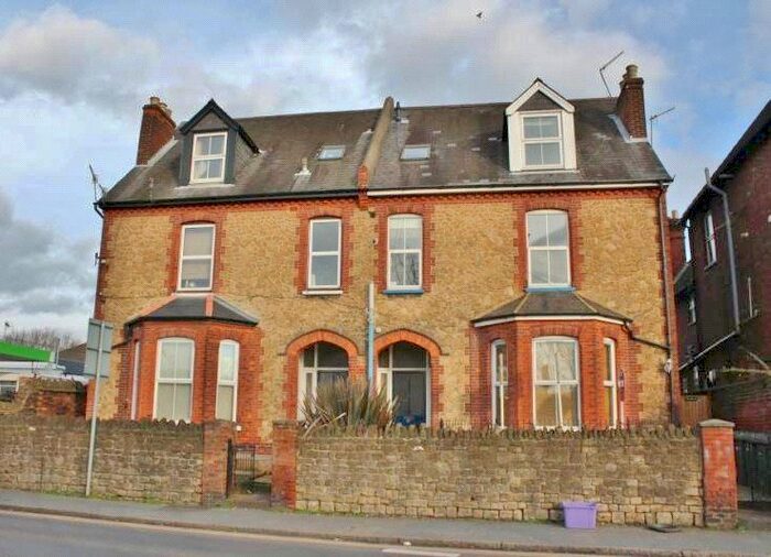 1 Bedroom Flat To Rent In Woodbridge Road, Guildford, Surrey, GU1