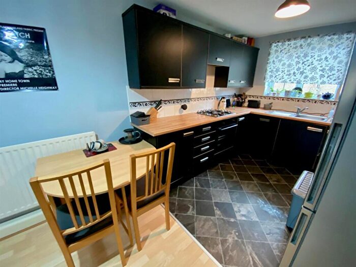 3 Bedroom Town House For Sale In Dale View, Longwood, Huddersfield, HD3