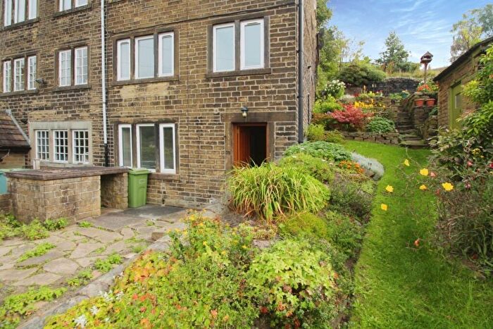 2 Bedroom End Of Terrace House To Rent In Lea Lane, Netherton, Huddersfield, West Yorkshire, HD4