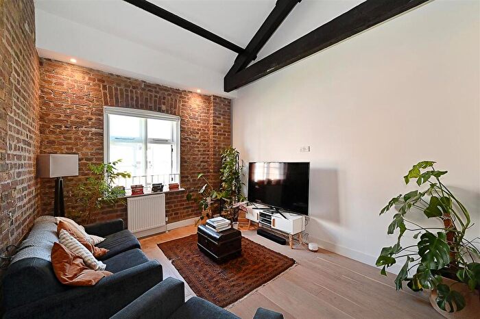 1 Bedroom Flat To Rent In Paisley Court, Clyde Square, E14