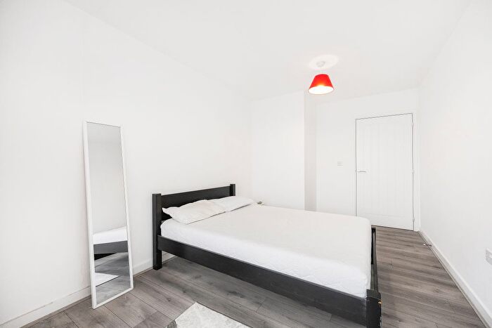 1 Bedroom Flat For Sale In Marine Crescent, Ilford, IG6