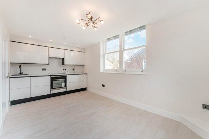 2 Bedroom Flat For Sale In Park Street, Hatfield, AL9