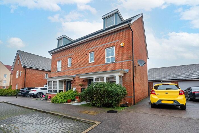 4 Bedroom Semi Detached House For Sale In Design Drive, Dunstable, Beds, LU6