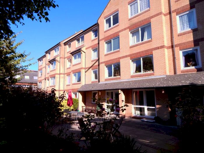 1 Bedroom Apartment To Rent In St. Leonards Road, BN21