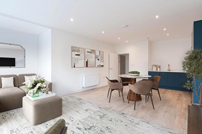 2 Bedroom Apartment For Sale In St Andrews Court, Thame, OX9