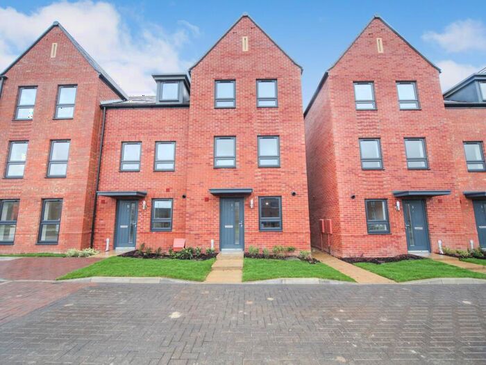 3 Bedroom End Of Terrace House To Rent In Hornbeam Mews, LU5