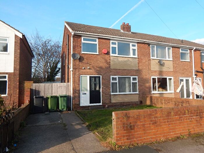 3 Bedroom Semi-Detached House To Rent In Harewood Grove, Heckmondwike, WF16