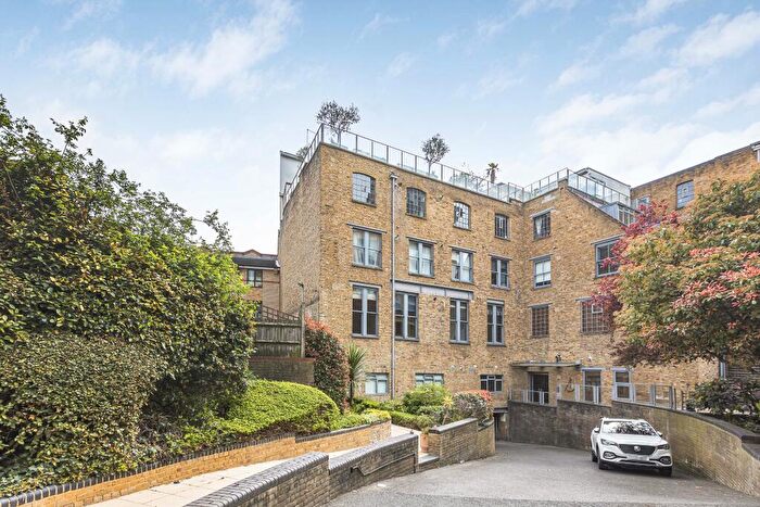 1 Bedroom Flat For Sale In Gowers Walk, London, E1