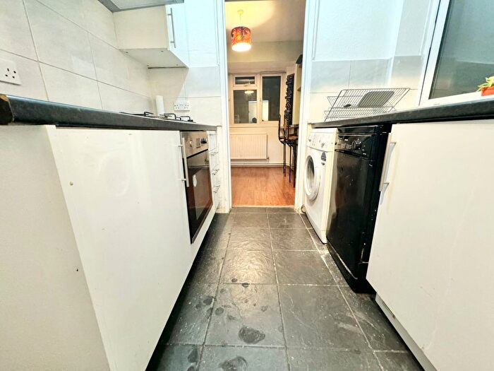 3 Bedroom Flat To Rent In Longfield Estate, London, SE1
