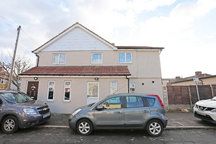 4 Bedroom Semi Detached House To Rent In Sterry Gardens, Dagenham, London, RM10