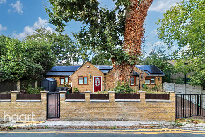 3 Bedroom Detached Bungalow For Sale In Wyatts Lane, Walthamstow, E17