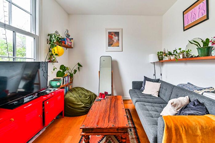 2 Bedroom Flat For Sale In Shelburne Road, Holloway, London, N7
