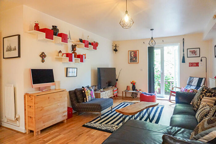 2 Bedroom Flat For Sale In Beaumaris Gardens, London, SE19