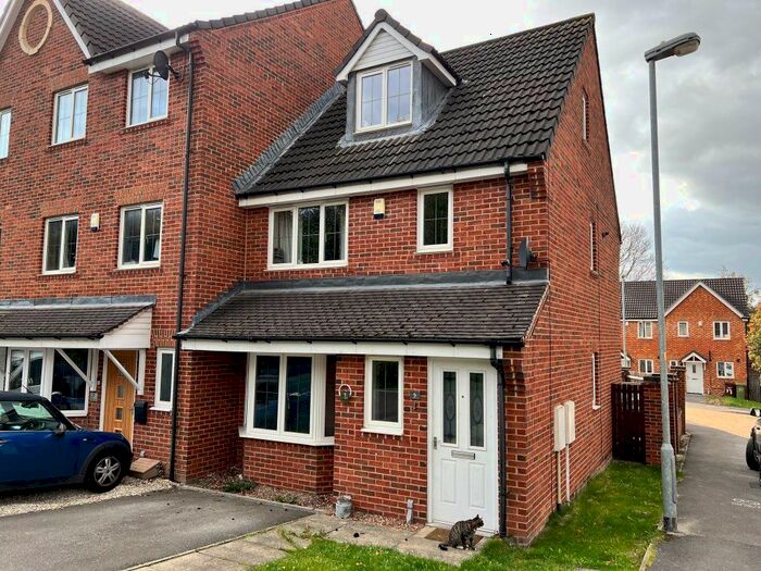 3 Bedroom Town House To Rent In Deans Court, Pontefract, WF8