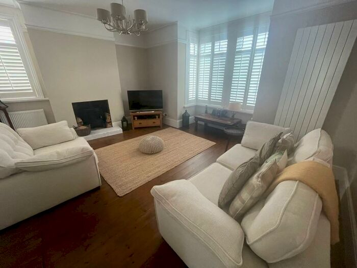2 Bedroom Flat To Rent In Langstone Road, Southsea, Hampshire, PO3
