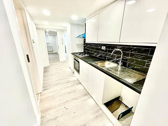 2 Bedroom Flat To Rent In Queens Drive, London, N4