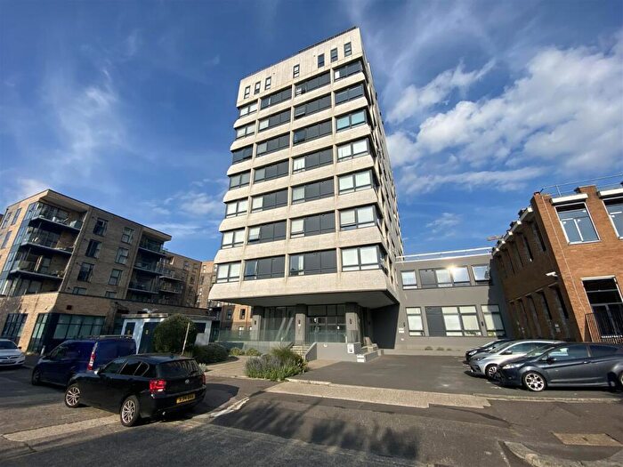 2 Bedroom Flat For Sale In Skyline Apartments The Causeway, Goring-By-Sea, Worthing, BN12