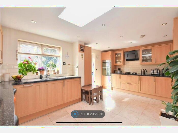 4 Bedroom Semi-Detached House To Rent In Craigdale Road, Hornchurch, RM11