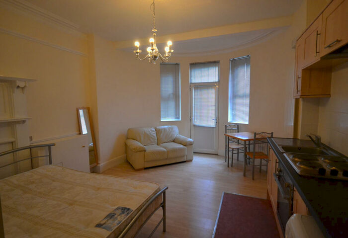 Studio To Rent In Wokingham Road, Reading, Berkshire, RG6