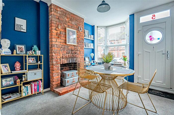 2 Bedroom Terraced House For Sale In Chiltern Road, Dunstable, Bedfordshire, LU6