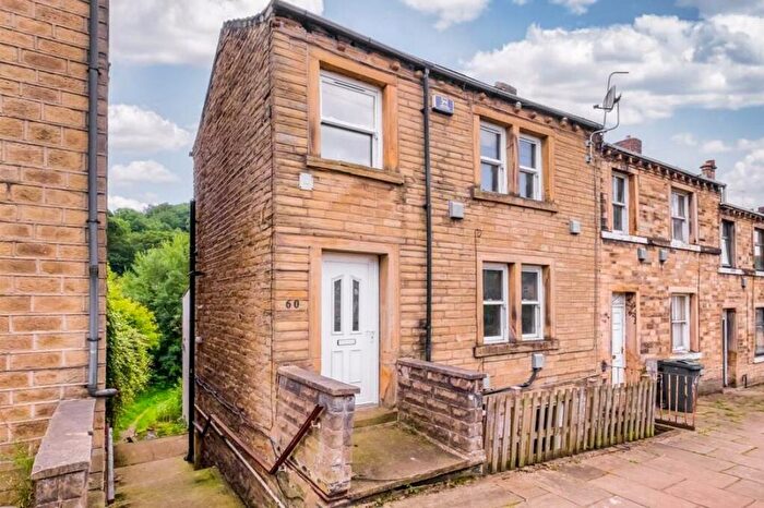 3 Bedroom Semi-Detached House To Rent In Almondbury Bank, Moldgreen, Huddersfield, HD5