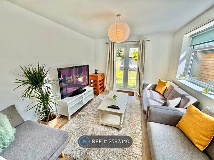 3 Bedroom Flat To Rent In Queensland Road, Bournemouth, BH5