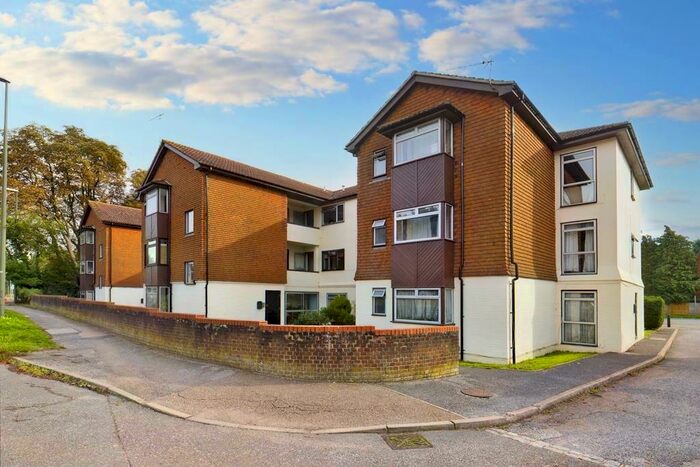 1 Bedroom Flat To Rent In Hollin Court, Northgate, RH10