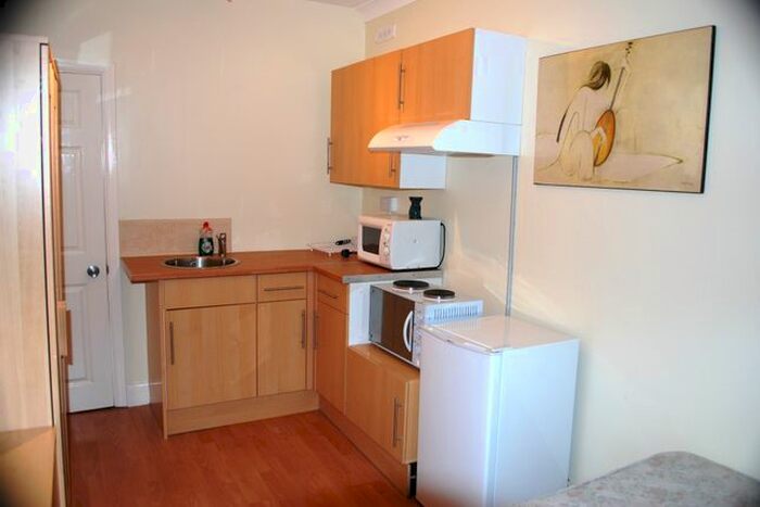 Studio To Rent In Northumberland Avenue, Isleworth, TW7