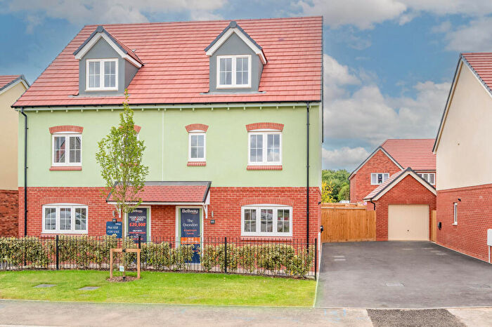 4 Bedroom Semi-Detached House For Sale In Stoke Albany Road, NN14