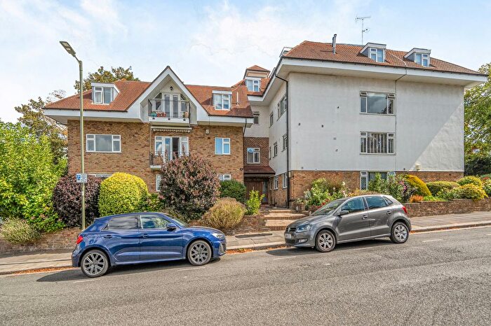 2 Bedroom Flat For Sale In Hendon Lane, London, N3