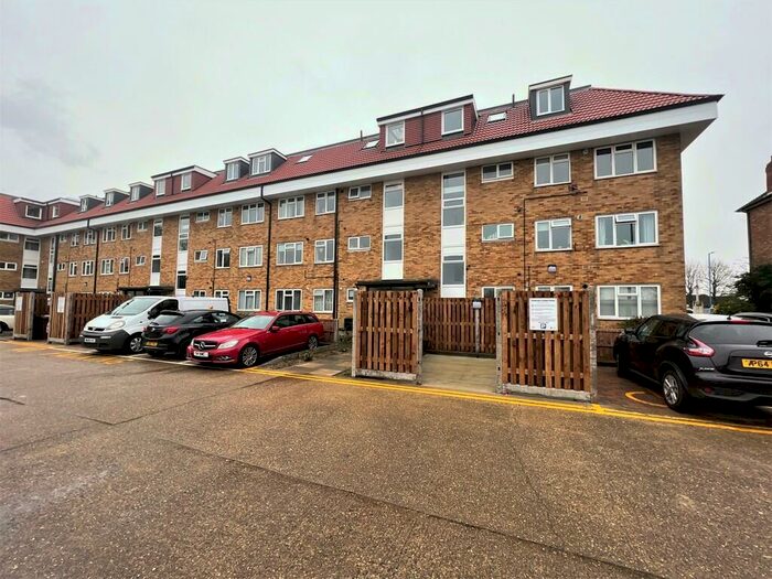 2 Bedroom Apartment To Rent In Parkside, Potters Bar, EN6