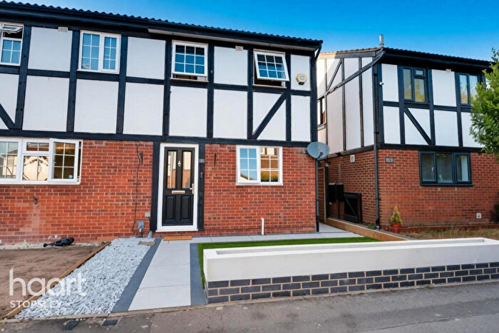 2 Bedroom Semi-Detached House For Sale In Belsham Place, Luton, LU2