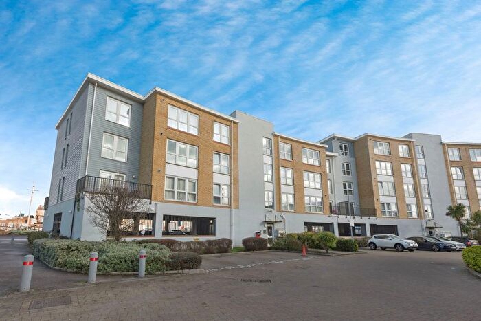 2 Bedroom Flat For Sale In Admirals Way, Gravesend, Kent, DA12
