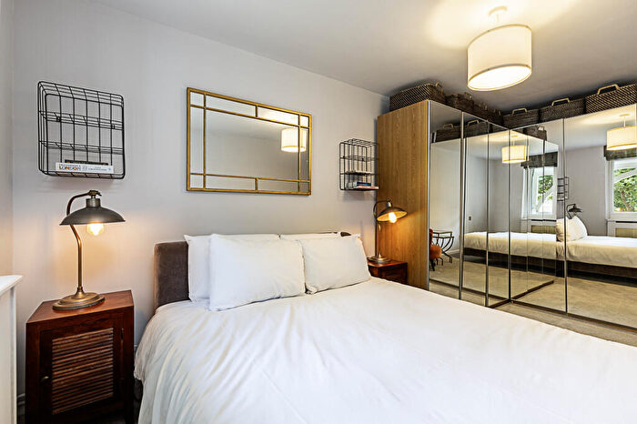 1 Bedroom Flat To Rent In Mile End Road E Lj, London, E1